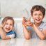 Dzieci piją filtrowaną wodę w domu