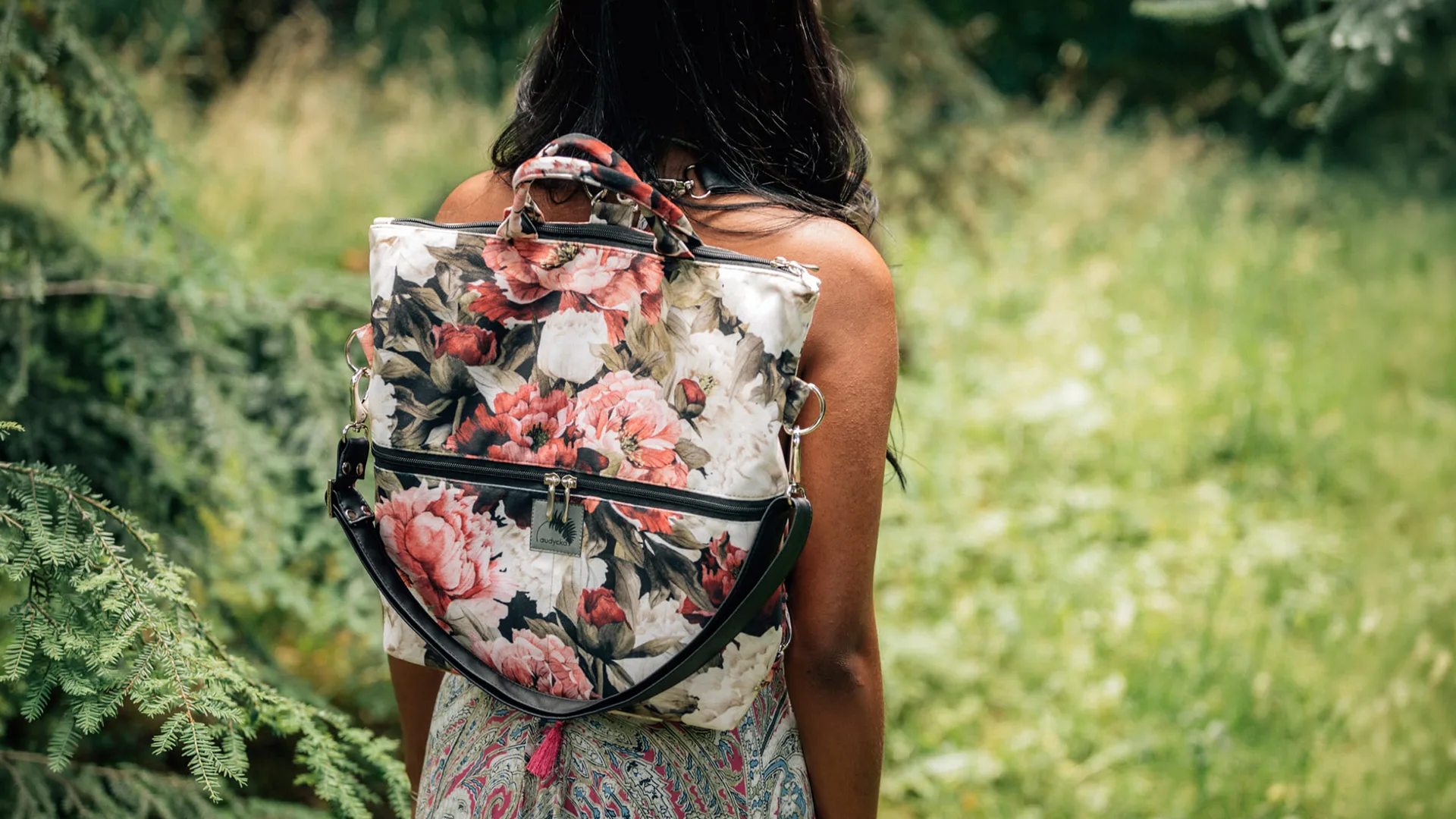 Kwiatowe motywy i jasne eko-skóry – idealna torba na ciepłe dni
